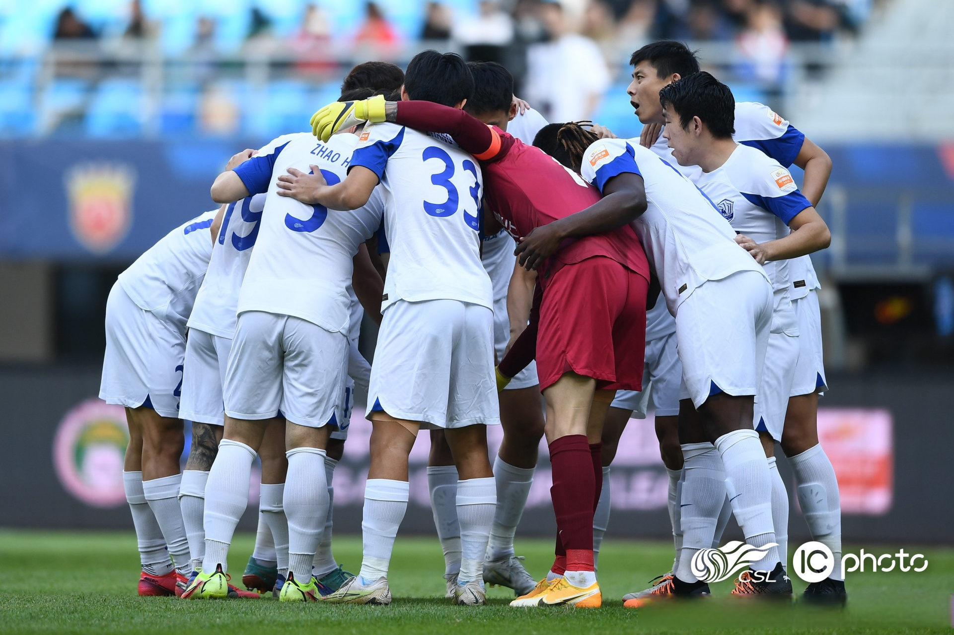 米乐官网官网-较量正酣！两队球员奋勇争先，精彩纷呈(球员们的比拼很热烈,赢得了观众的阵阵喝彩)